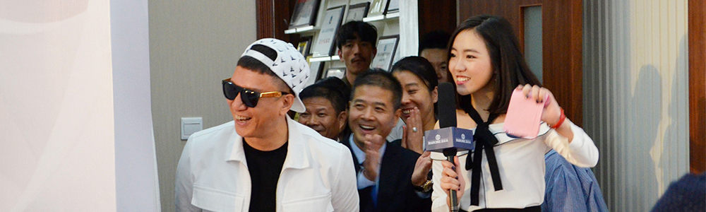 孫紅雷蒞臨雷諾表總部， 為圓夢“下跪”求婚！